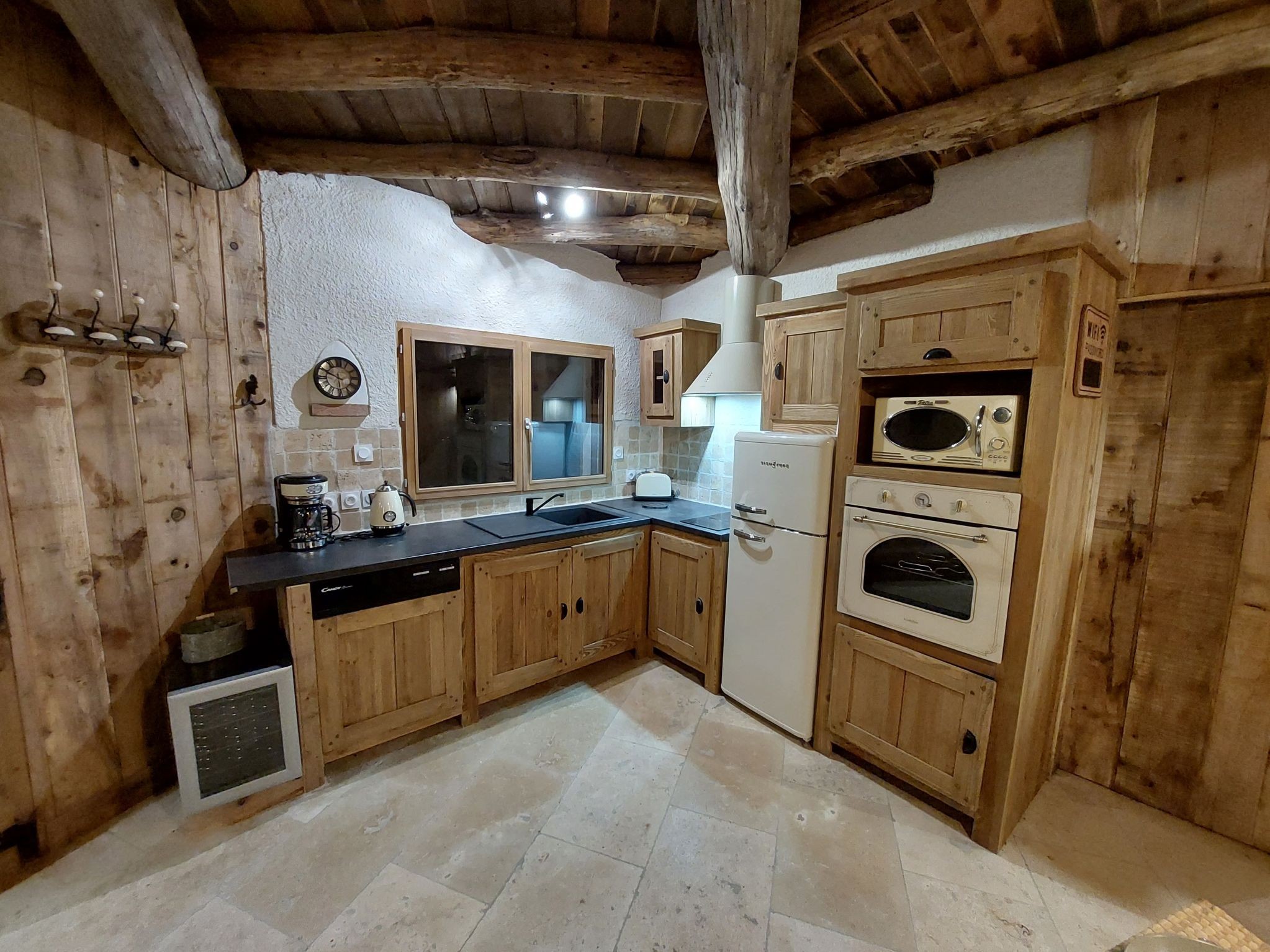 Cuisine aménagée dans la pièce de vie du Cul de Loup près de Chambord