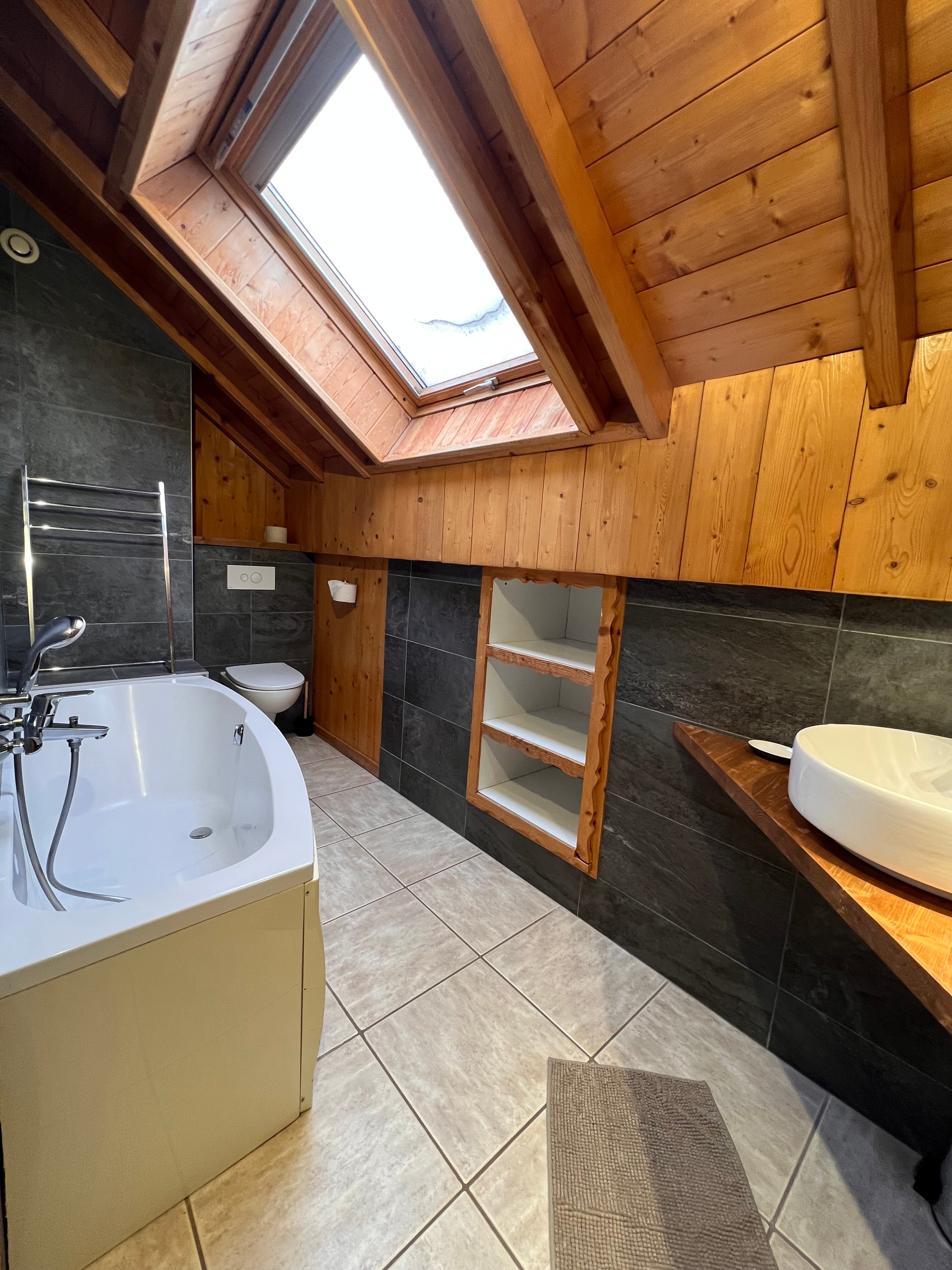 salle de bain avec baignoire et lavabo