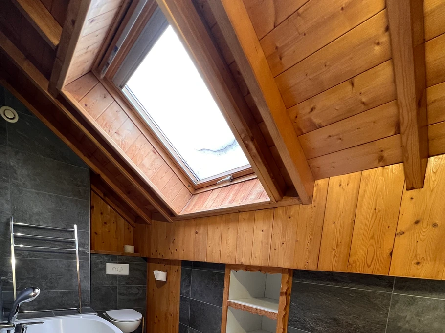 salle de bain avec baignoire et lavabo