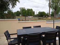 Table de terrasse avec vue sur le champ des chevaux