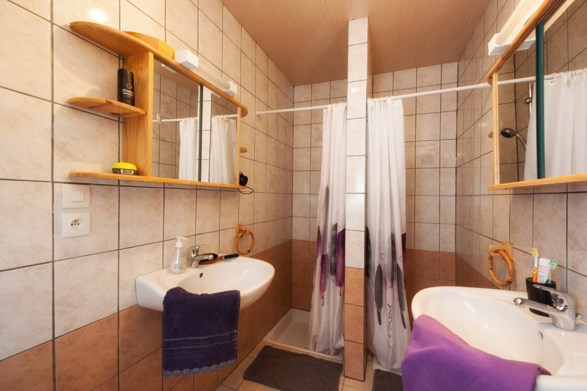 salle de bain proche de la chambre de 2 personnes et de 4 personnes - Appartement La Ruche à La Bresse