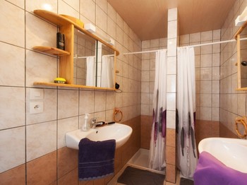 salle de bain proche de la chambre de 2 personnes et de 4 personnes - Appartement La Ruche à La Bresse