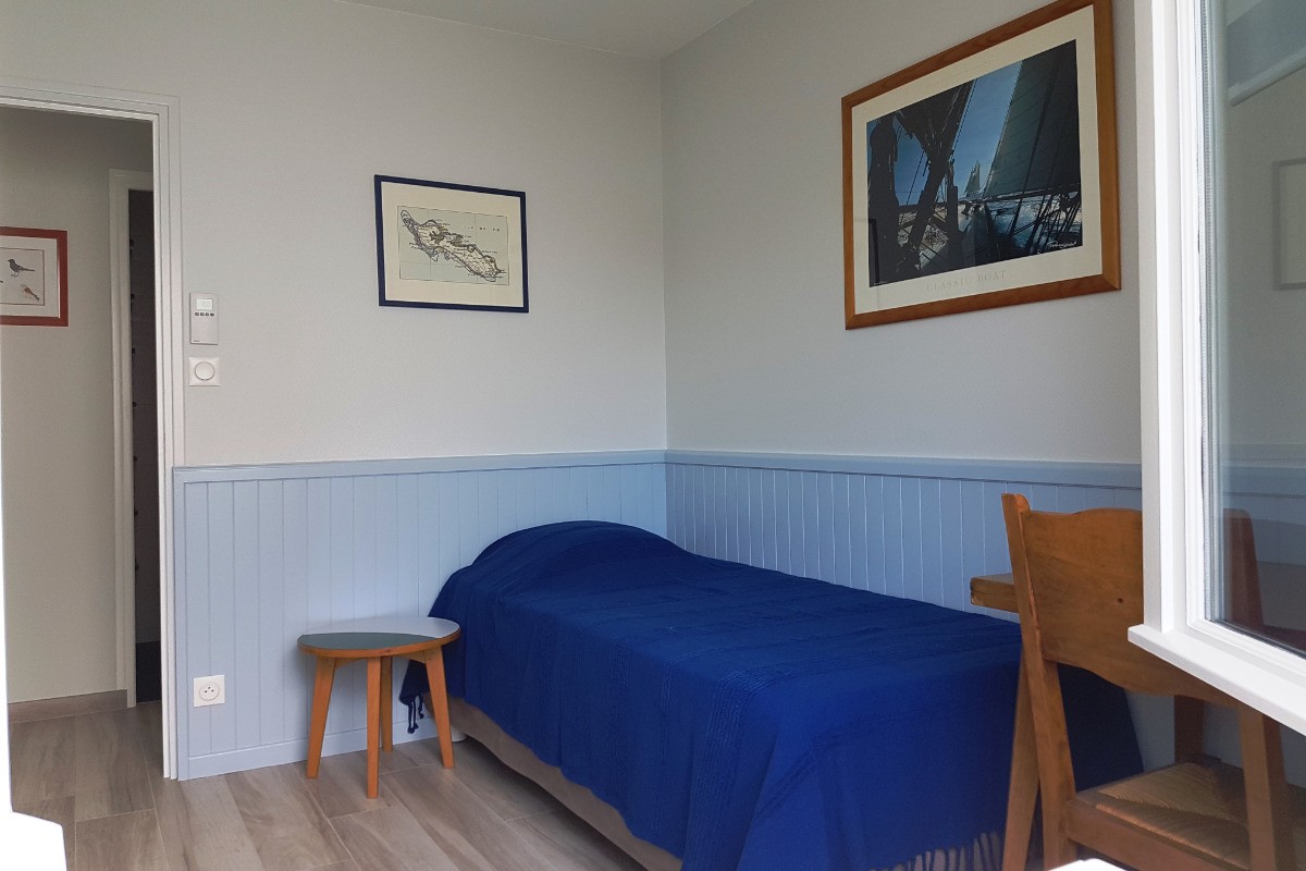 chambre bleue 1 lit placard