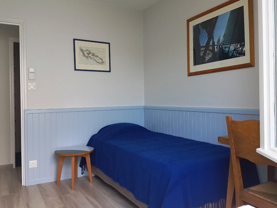 chambre bleue 1 lit placard