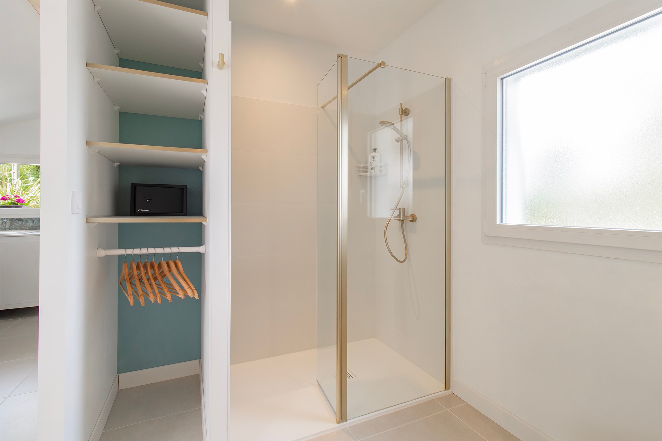 Salle d'eau douche grande dimension