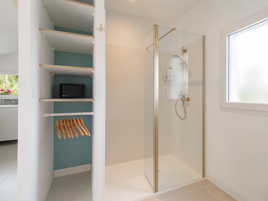 Salle d'eau douche grande dimension