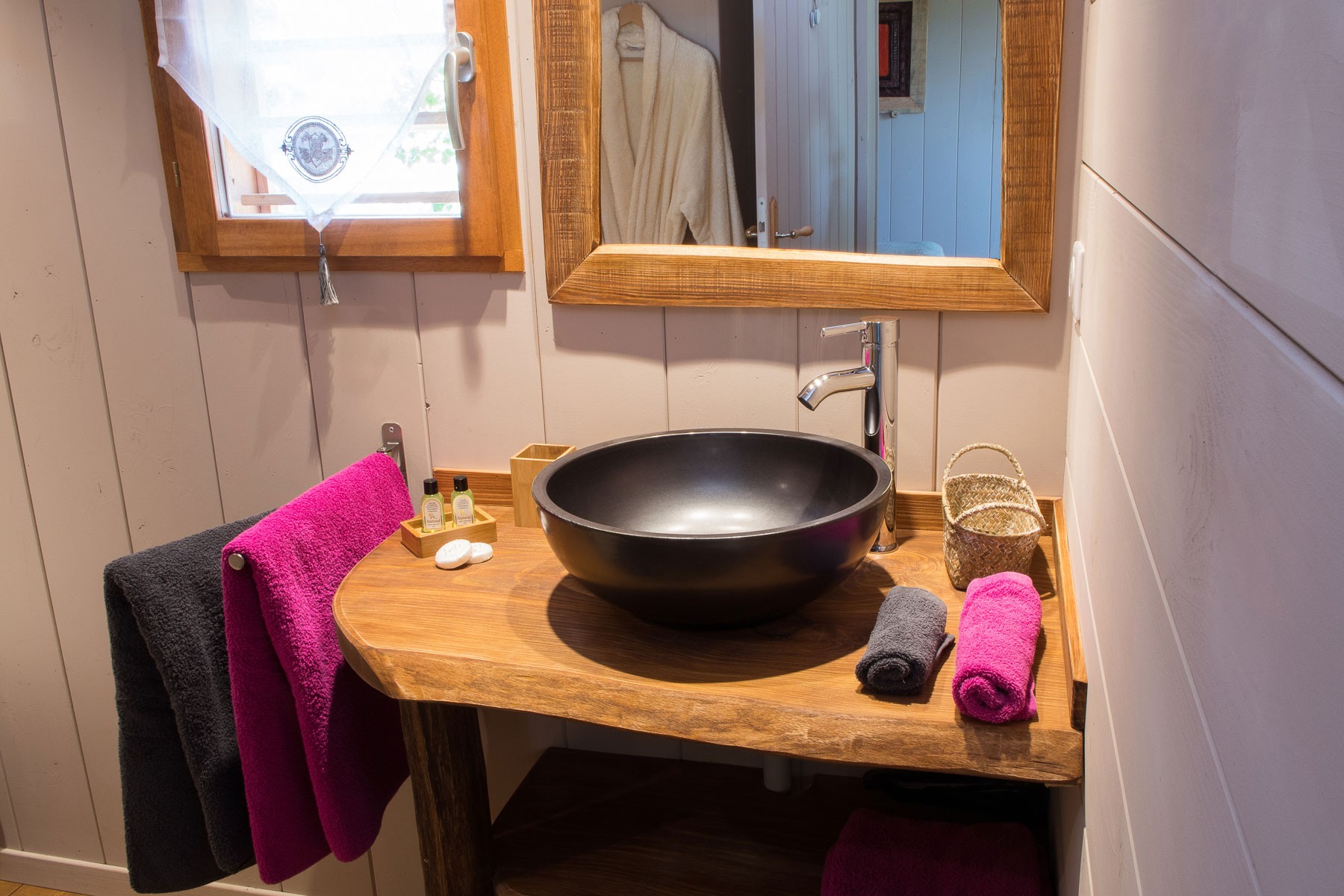 Salle d'eau La Cabane Mélèze Le Lion d'Or Mauzac et Grand Castang 24150 Dordogne Clévacances