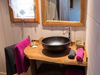 Salle d'eau La Cabane Mélèze Le Lion d'Or Mauzac et Grand Castang 24150 Dordogne Clévacances