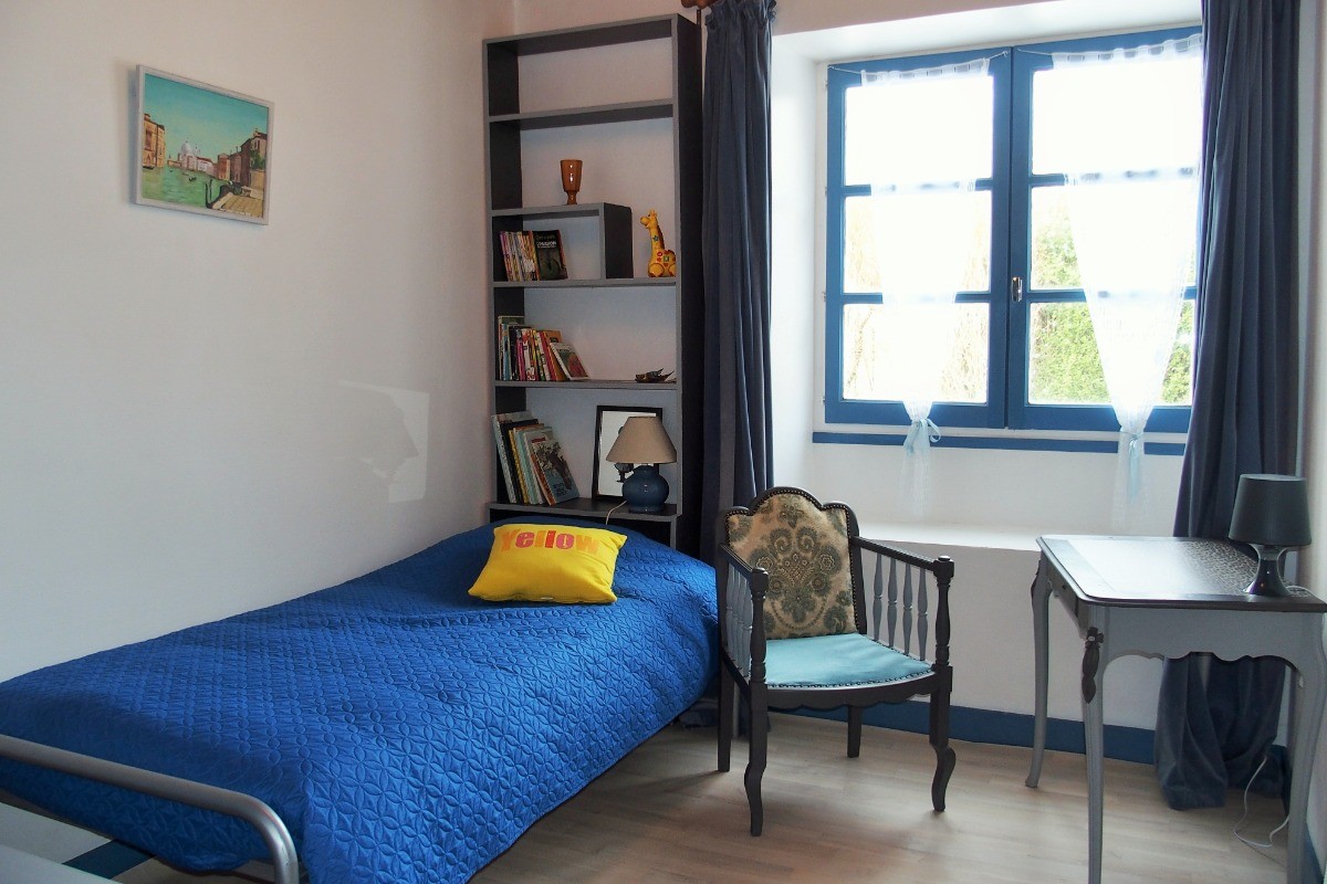 Chambre Azur. Lit 1 personne. Un autre lit 1 place peut être ajouté.
