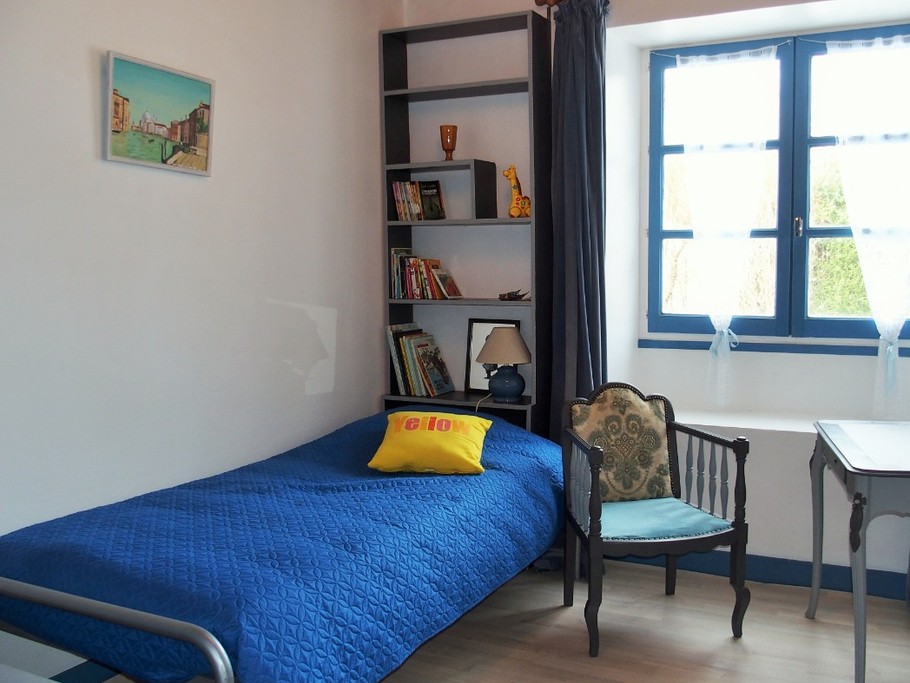 Chambre Azur. Lit 1 personne. Un autre lit 1 place peut être ajouté.