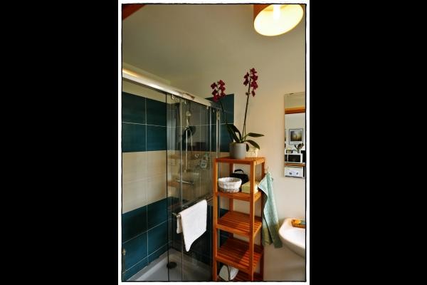 La salle de bain est équipée d'une grande cabine de douche (140*90) pour votre confort, d'un sèche cheveux, d'un séchoir, d'une table et d'un fer à repasser. Tapis de douche, savons, essuie mains, shampoing et gel douche à disposition.
