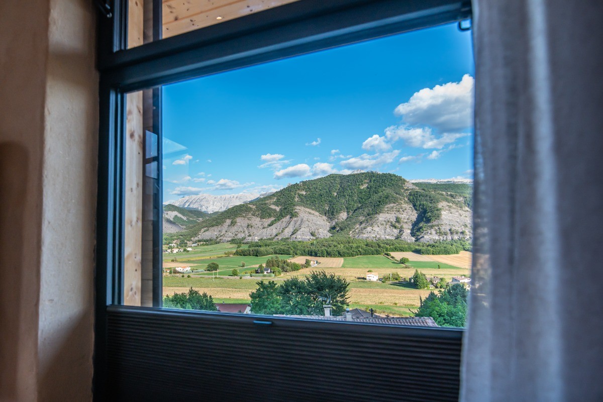Halte Air et Go/ Cheval blanc/ chambre étage, vue depuis le lit