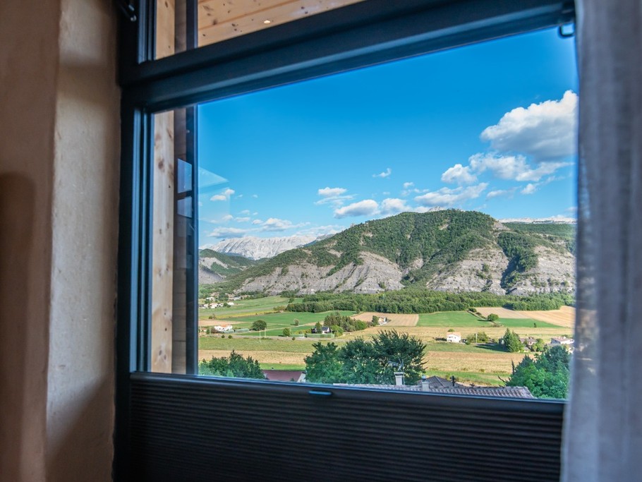 Halte Air et Go/ Cheval blanc/ chambre étage, vue depuis le lit