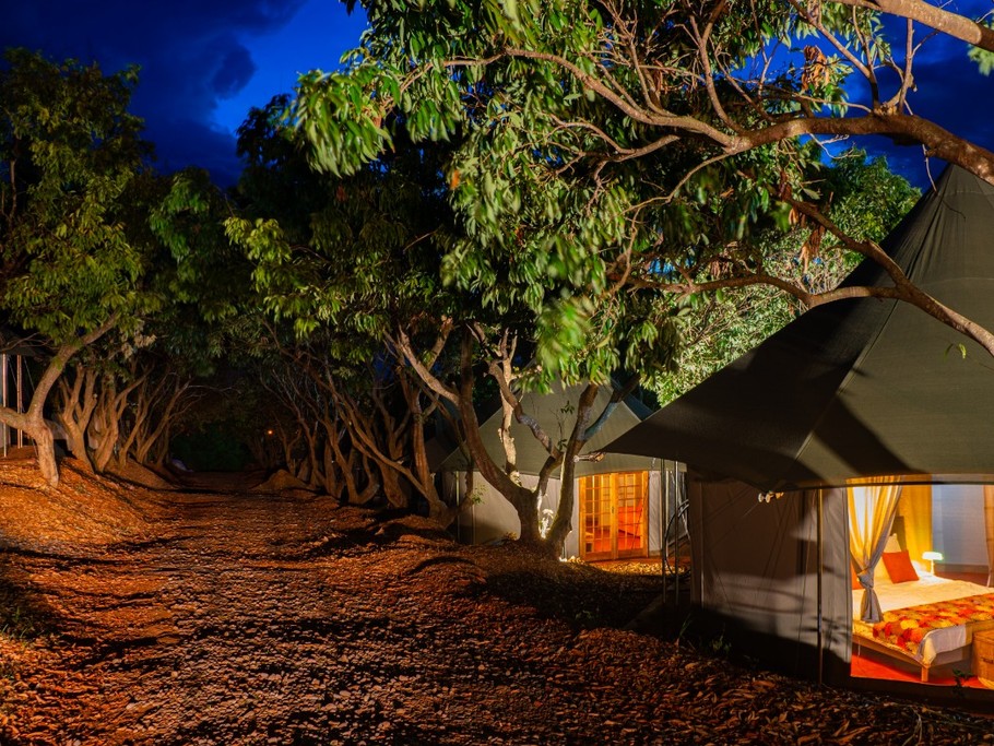 Glamping extérieur de nuit