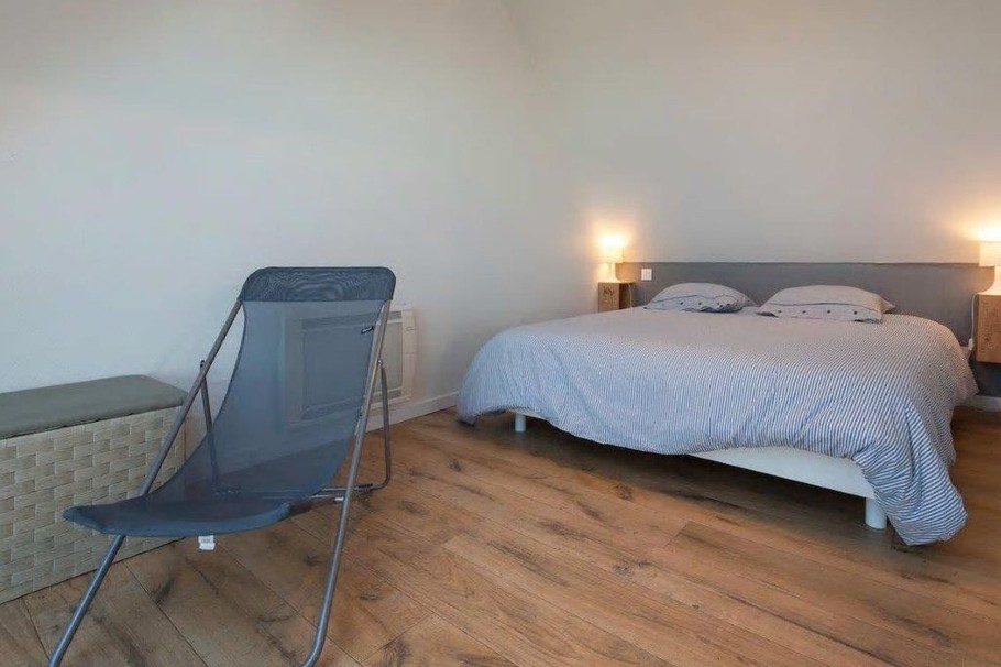 chambre de l'étage avec lit 160 x 200
