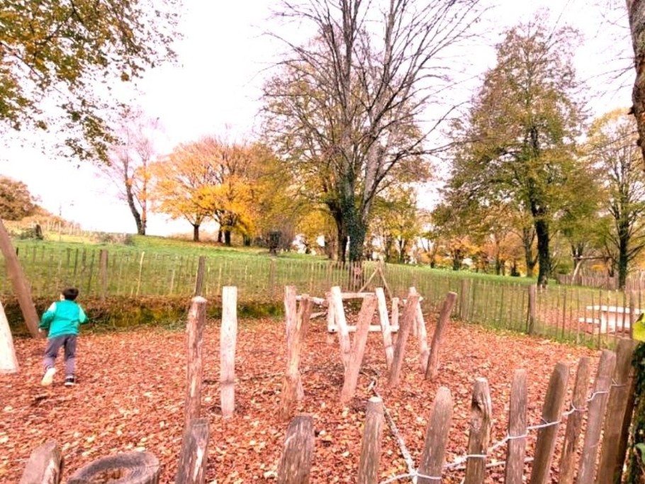 espace jeux enfants étang à proximité GITE LE GAULIAT 19 CORREZE CLEVACANCES