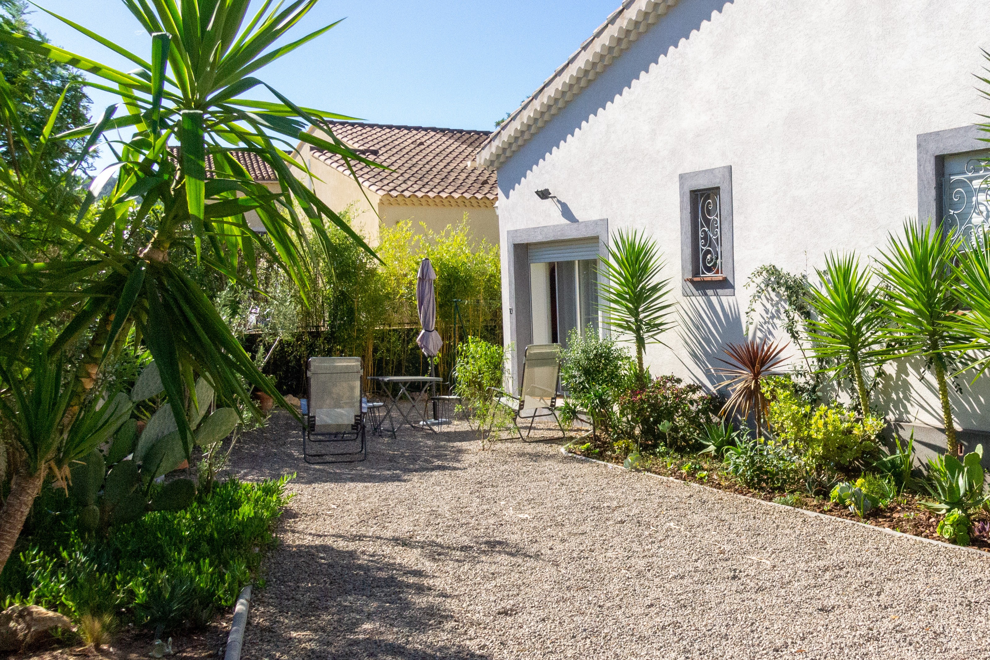 L'entrée et au fond la chambre d'hôtes