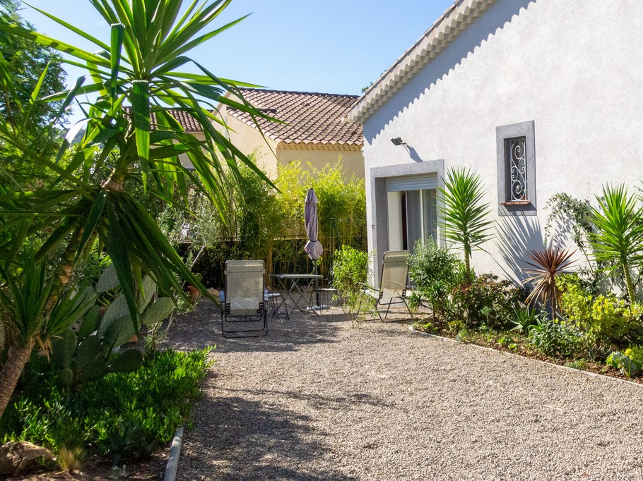 L'entrée et au fond la chambre d'hôtes