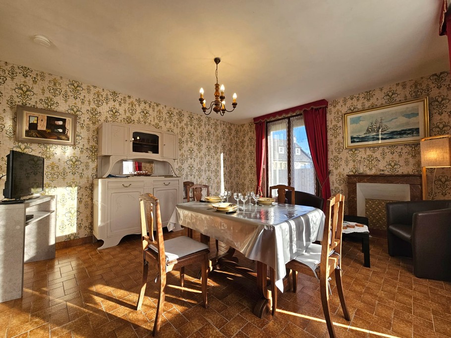 Salon / Séjour avec TV, table à manger