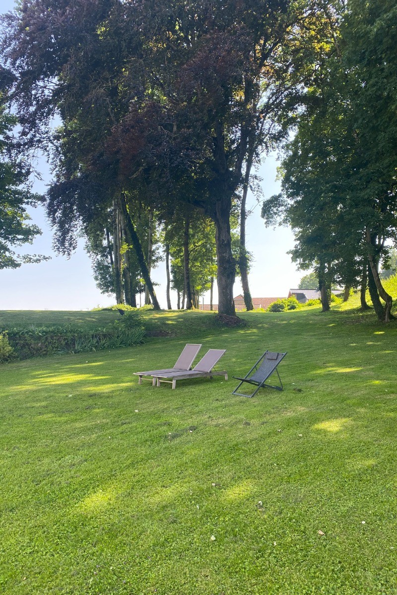 A l'ombre du parc en été - Château de Monthureux-Le-Sec