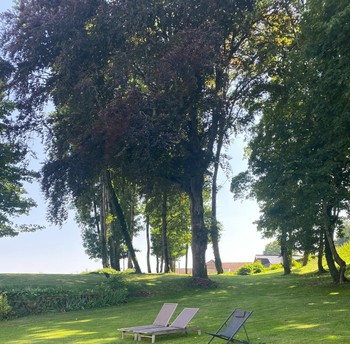 A l'ombre du parc en été - Château de Monthureux-Le-Sec