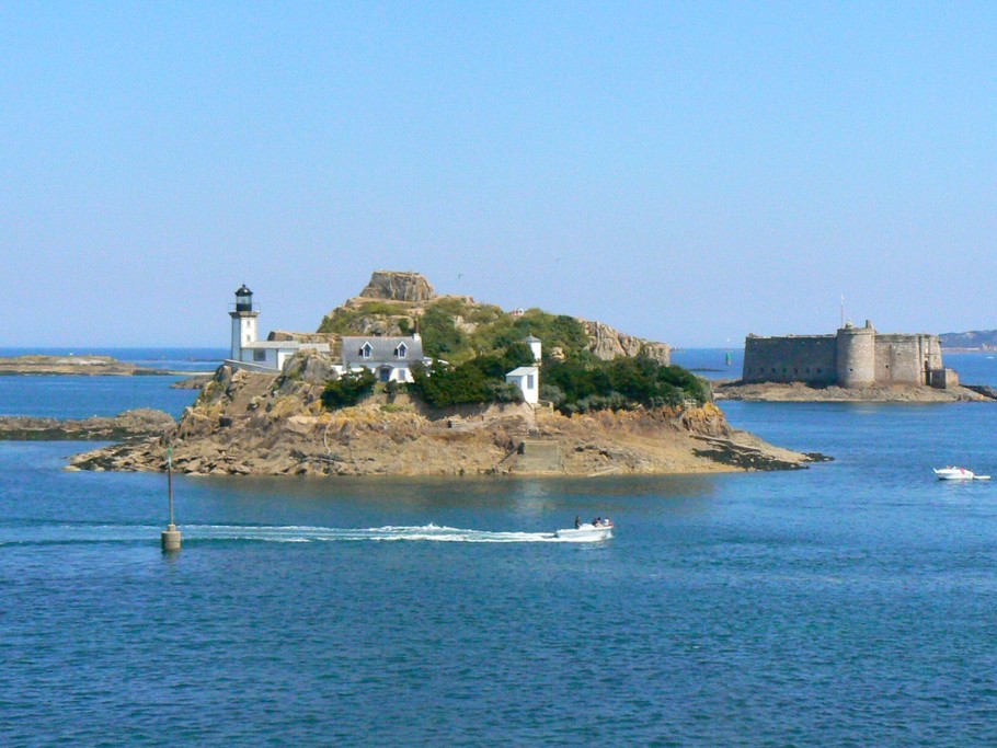 ile Louet et château du taureau à Carantec