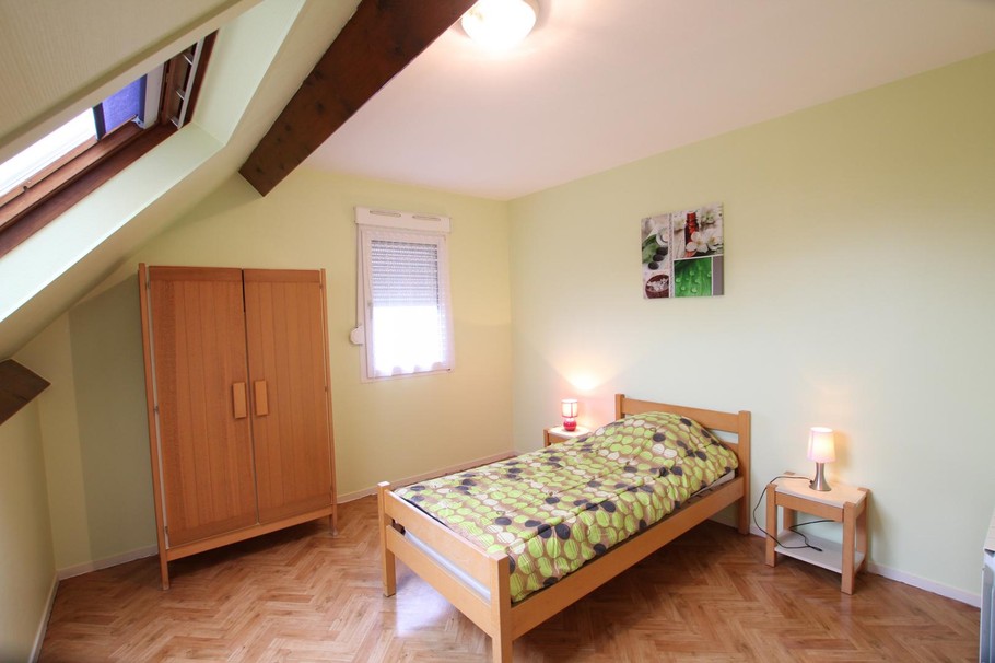 Chambre lit 90 à l'étage