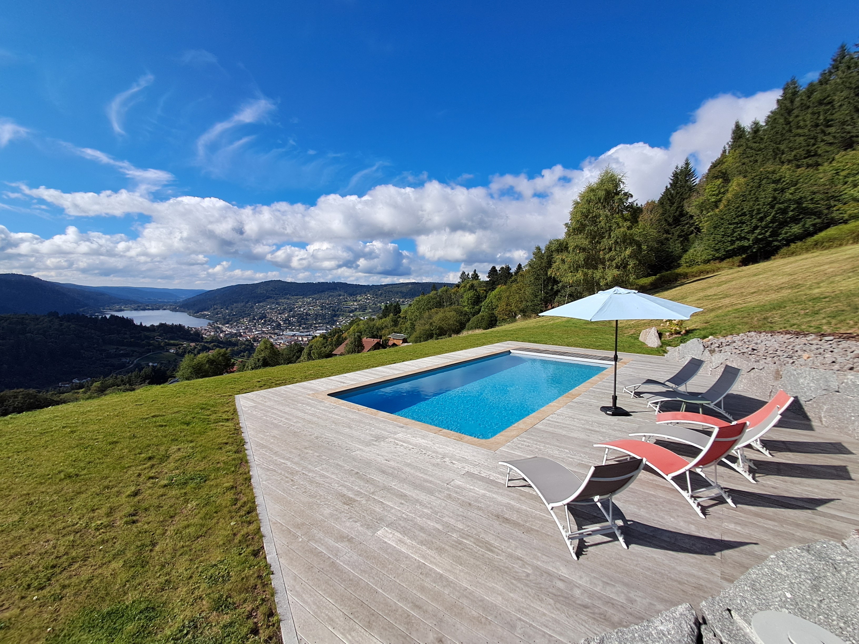 Piscine creusée - Gîte Les Neufs Lieux – Gérardmer, 4 étoiles, piscine et vue imprenable sur le lac