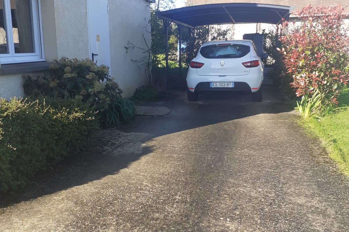 carport avec accès direct à la maison et rampe d'accès pour fauteuils roulants