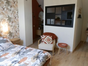 Pour 2 personnes ( 1 lit 140 cm x 190 cm ) avec bureau, tv et fauteuil. salle d'eau communicante et WC