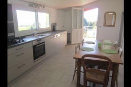 La cuisine donnant sur la terrasse