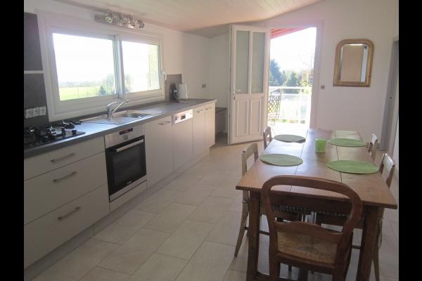 La cuisine donnant sur la terrasse