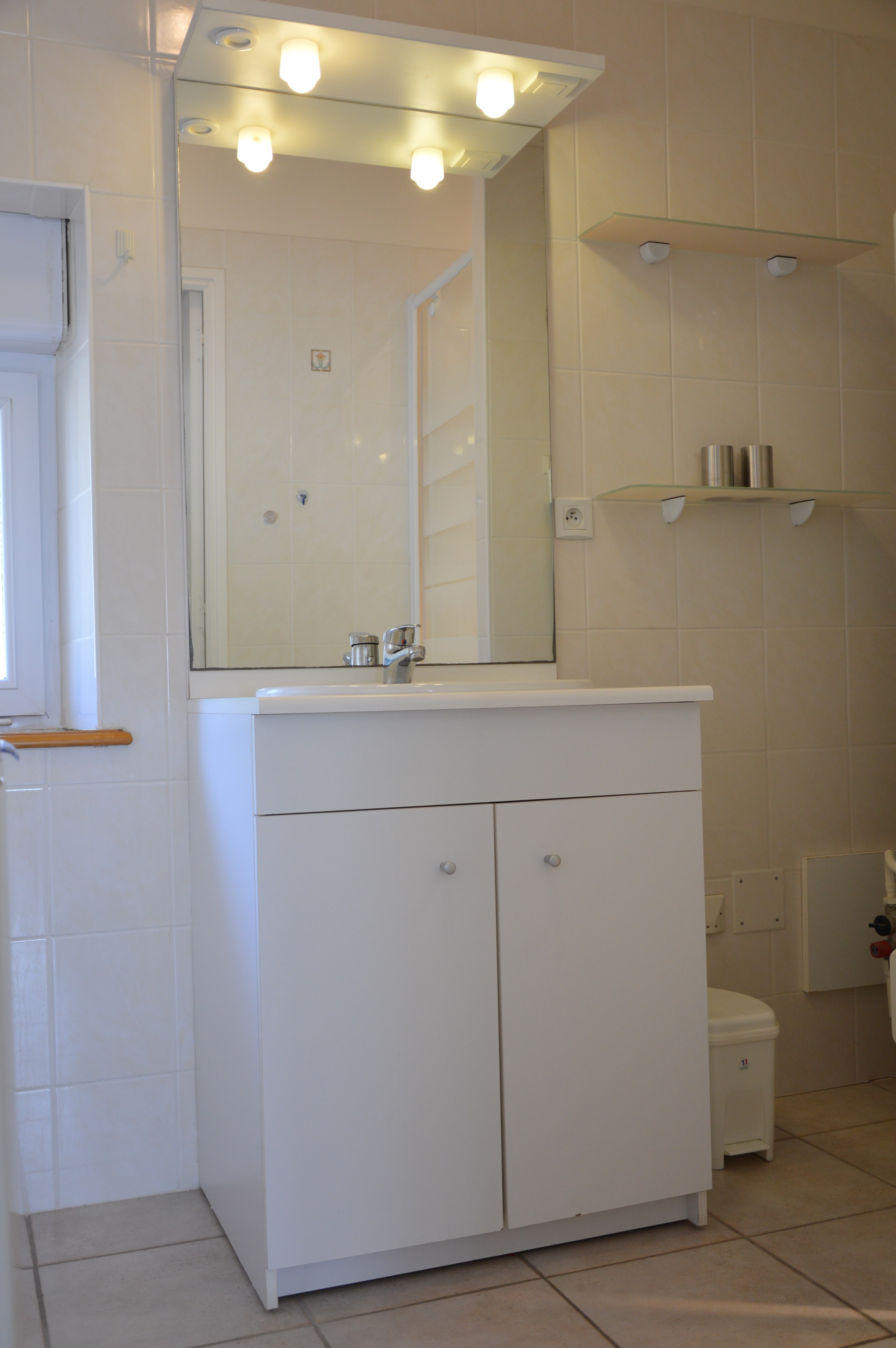 Salle d'eau de plain pied avec douche et WC indépendant à proximité immédiate de la chambre 1. 