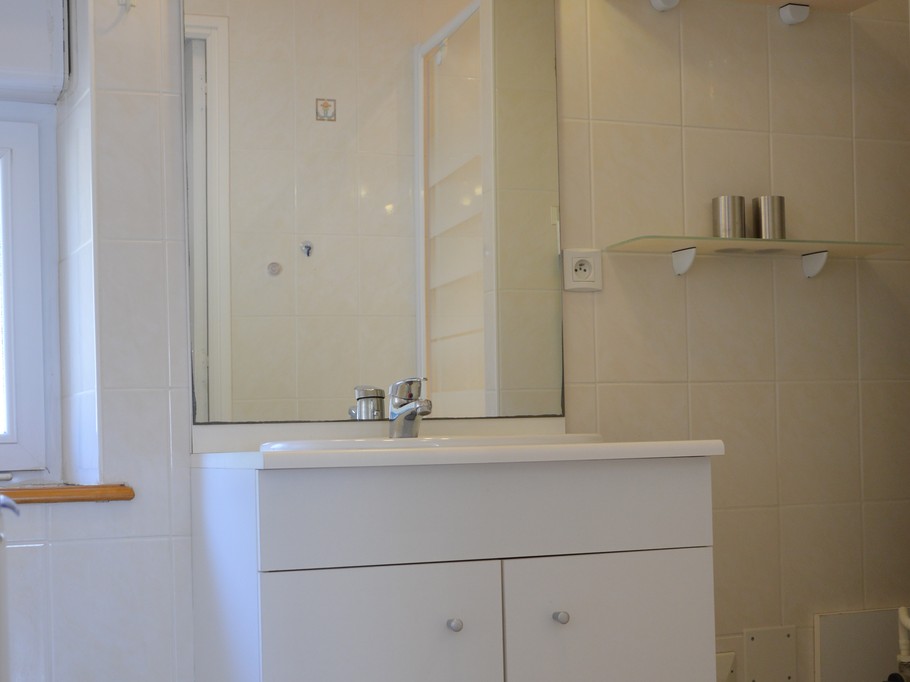 Salle d'eau de plain pied avec douche et WC indépendant à proximité immédiate de la chambre 1.