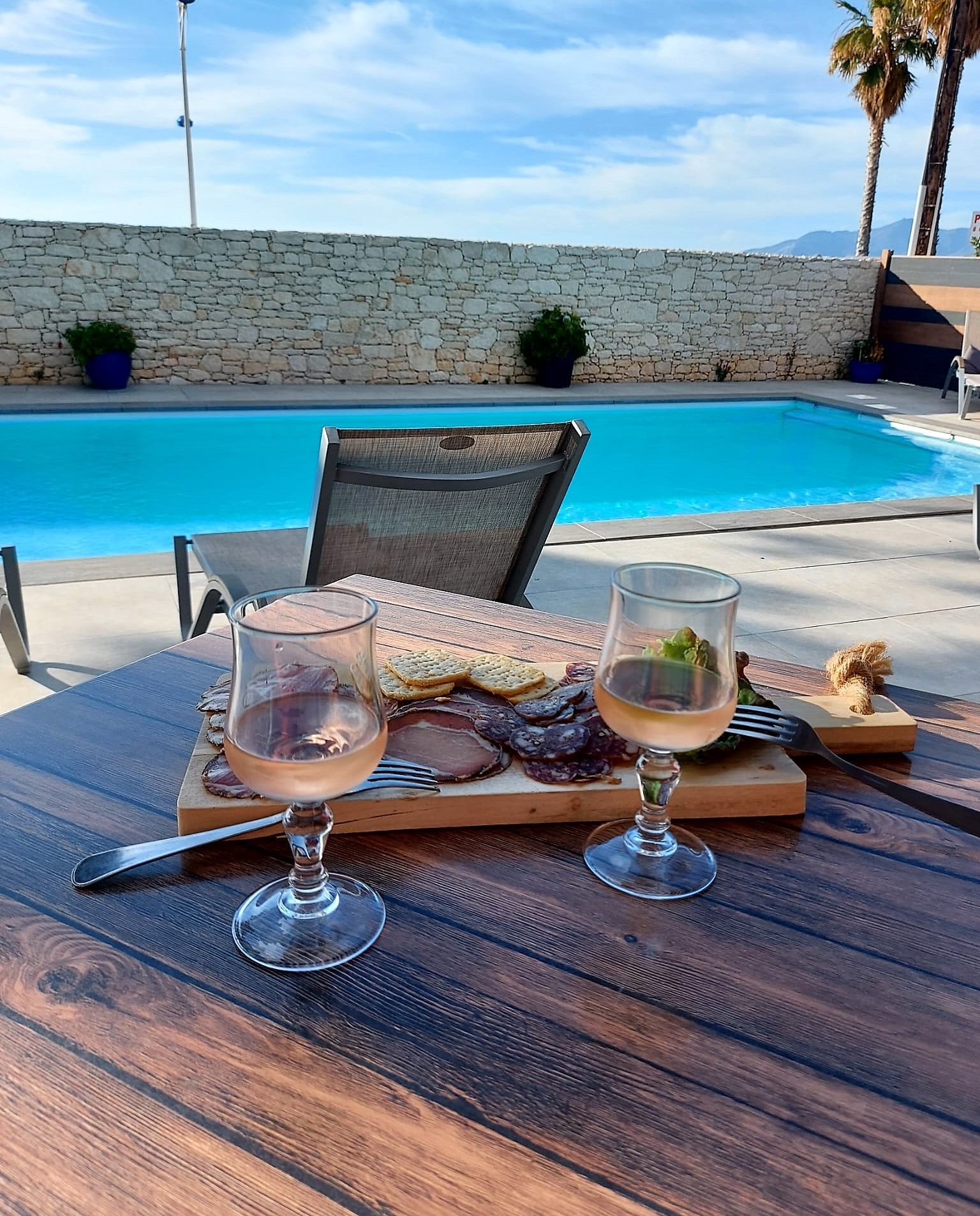 aperitif local en terrasse,les vacances commencent!