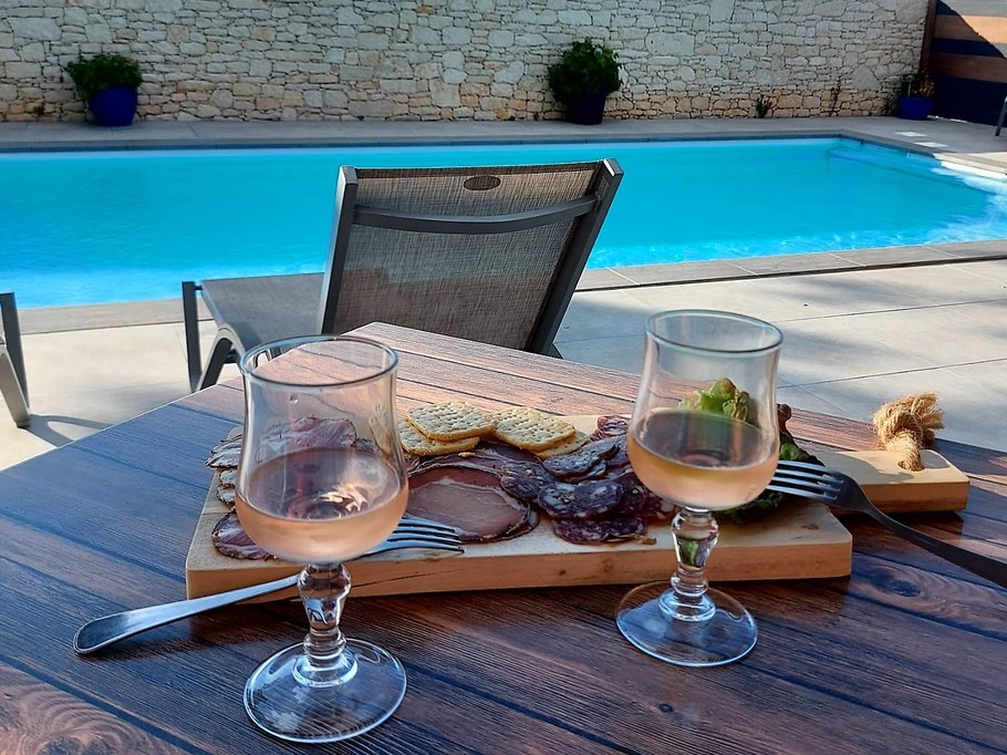 aperitif local en terrasse,les vacances commencent!