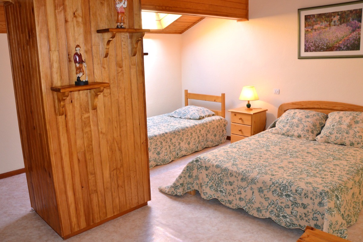 Chambre 2 ouest avec lit 140 cm et lit 90 cm