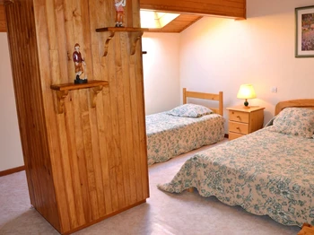 Chambre 2 ouest avec lit 140 cm et lit 90 cm
