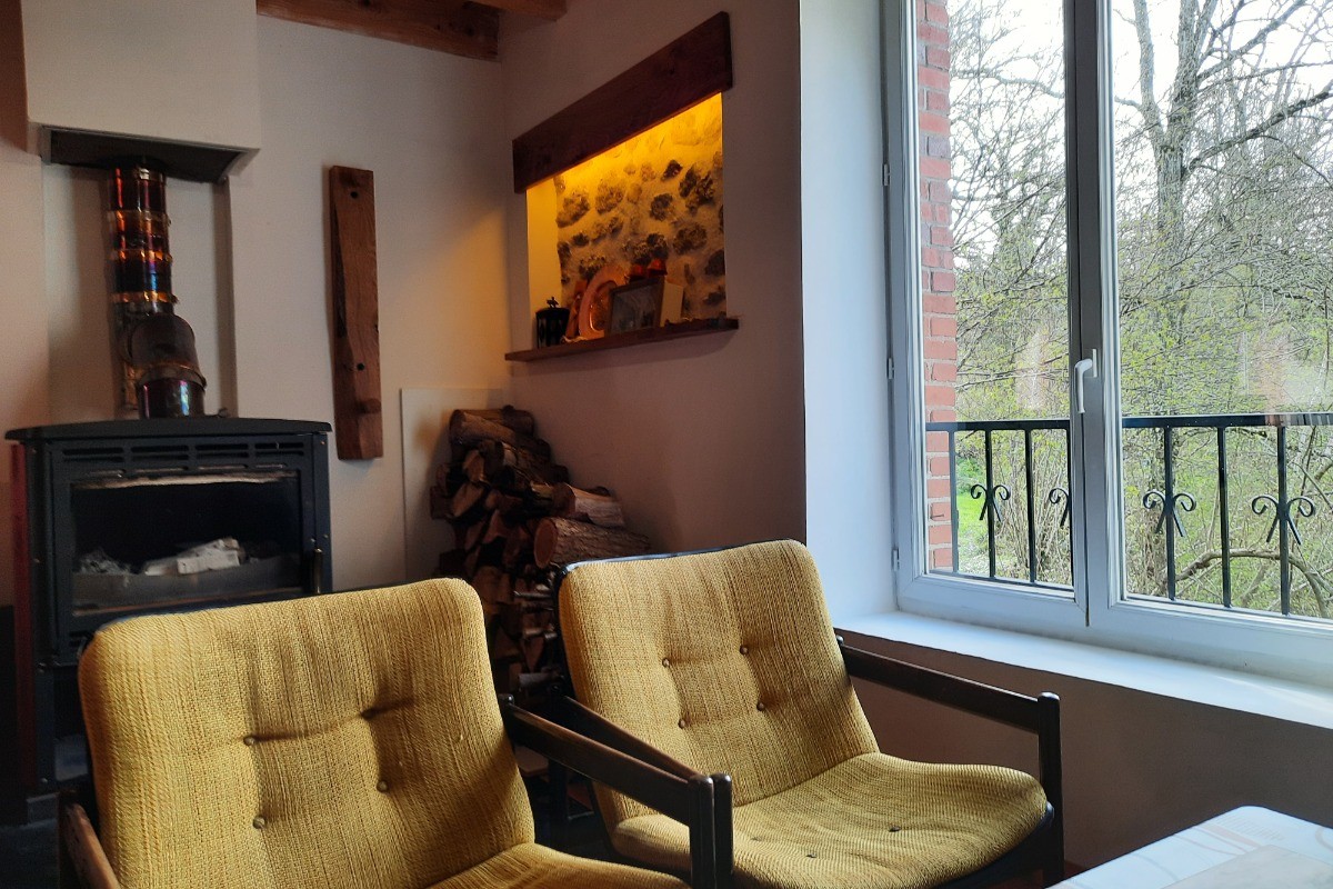 Salon avec poêle à bois
