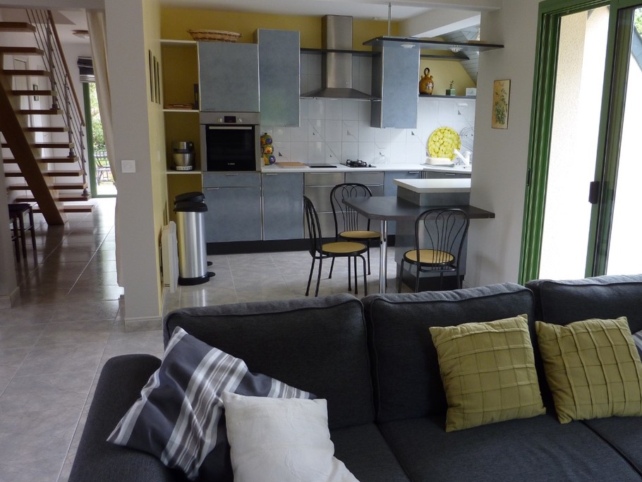 cuisine ouverte sur la pièce à vivre.