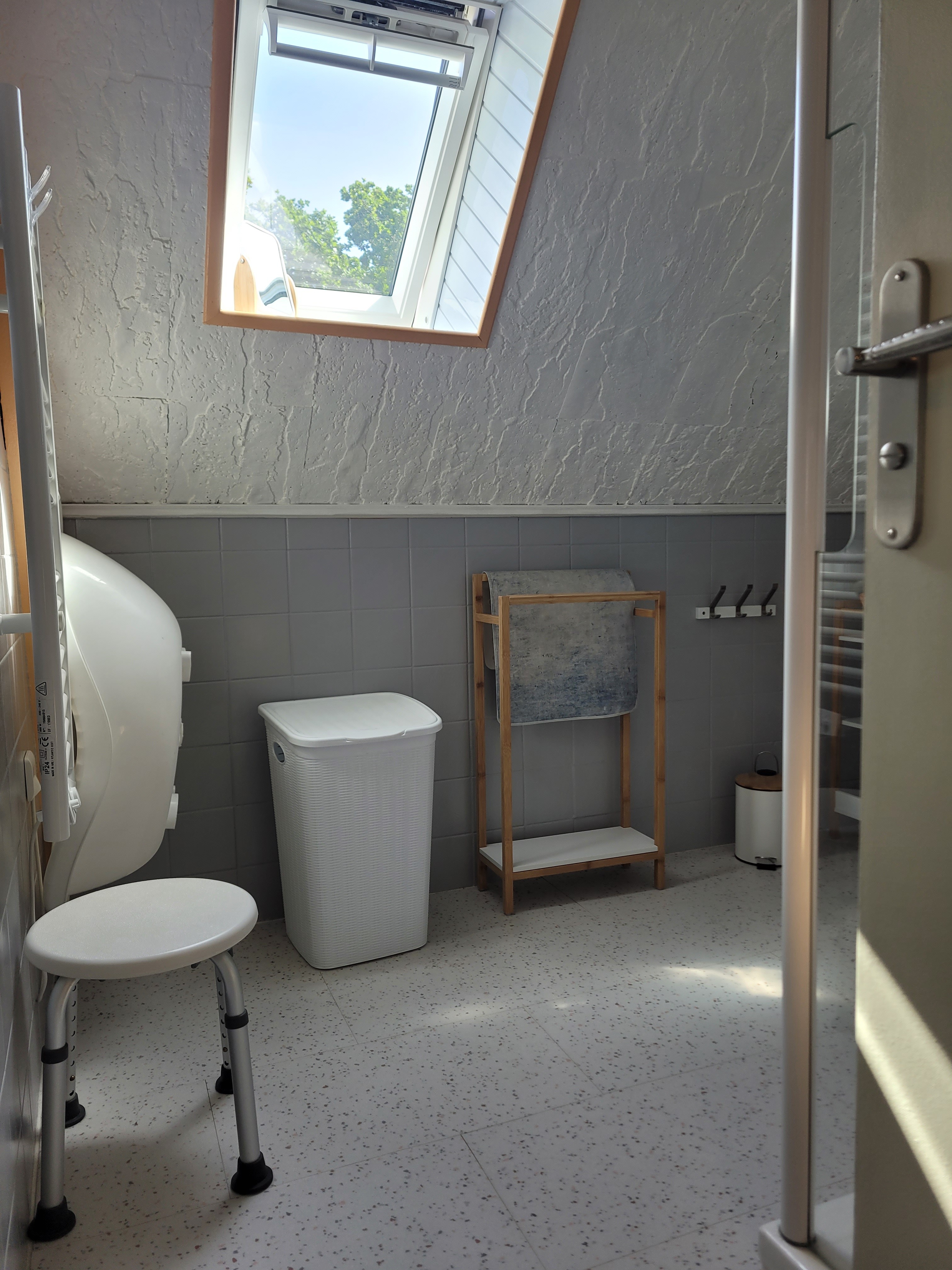 Location de vacances Paimpol, Clévacances, seconde chambre lit simple sous toit avec espace bureau