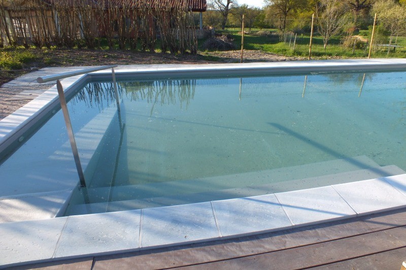 La rampe d'accès PMR avec rambarde : très bien aussi pour ceux qui ont mal aux genoux, et même aussi pour ceux qui veulent rentrer dans l'eau tout doucement!