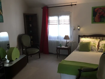 Chambre avec un lit de 140, face à la télé, pour se coucouner le soir