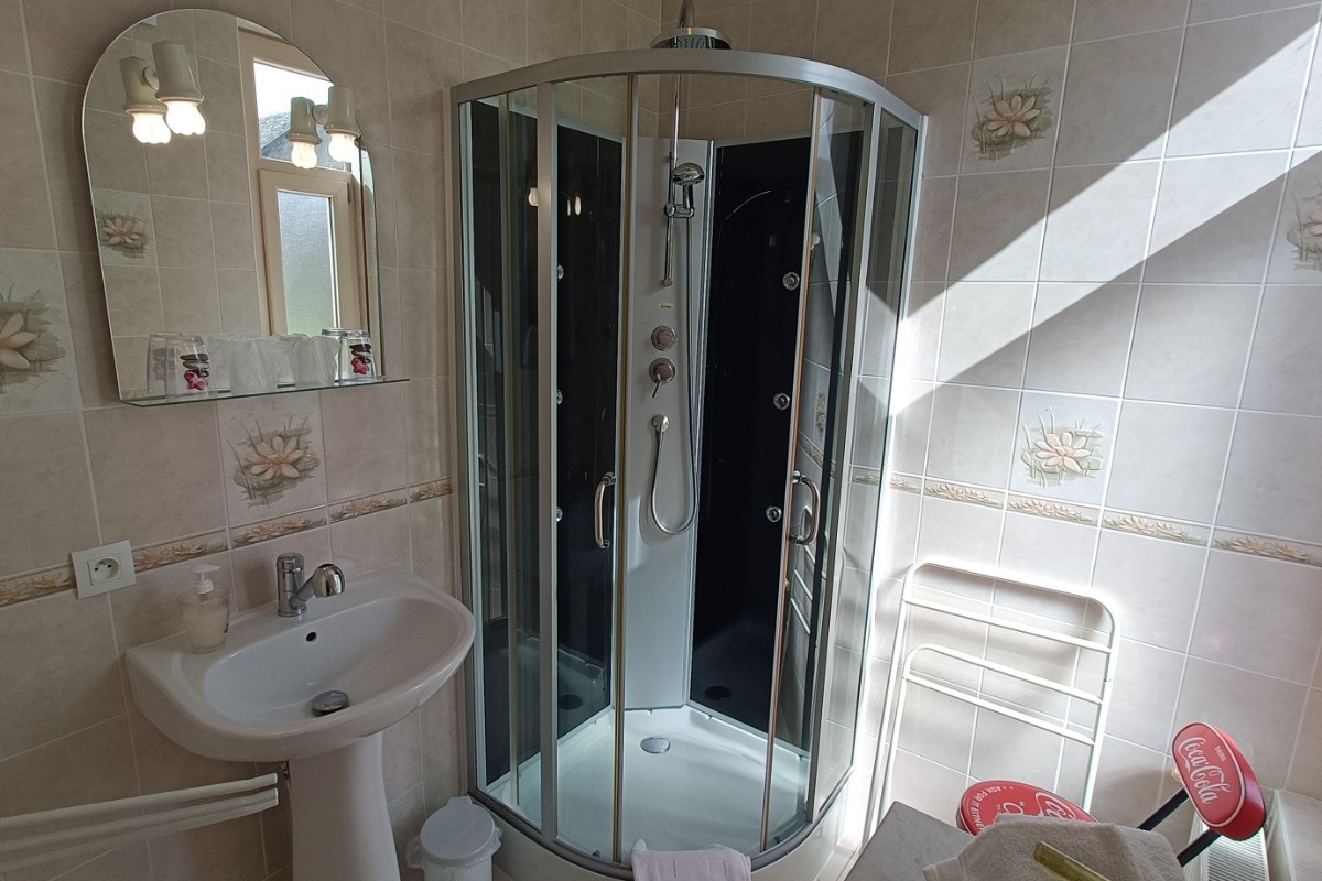 Villa bon repos, chambre des écoliers - douche