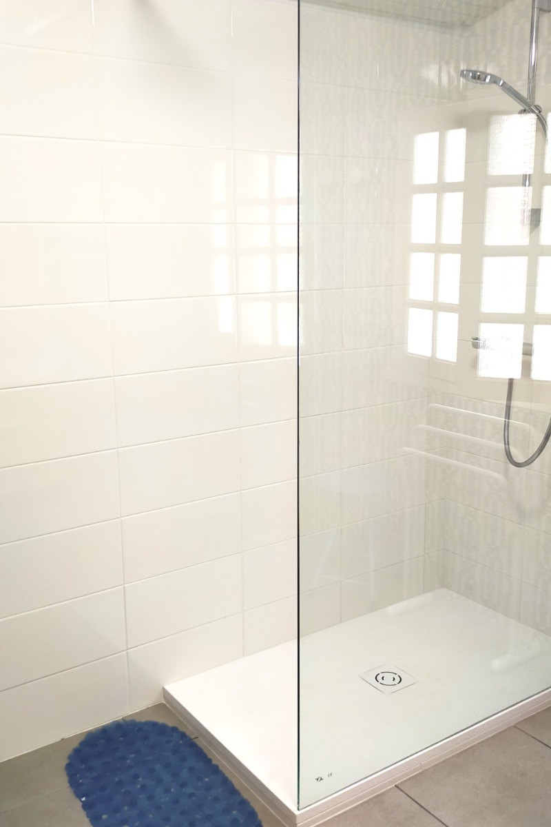 Grande salle d'eau avec douche à l'italienne
Crédits photo : Le Petit Chatelet