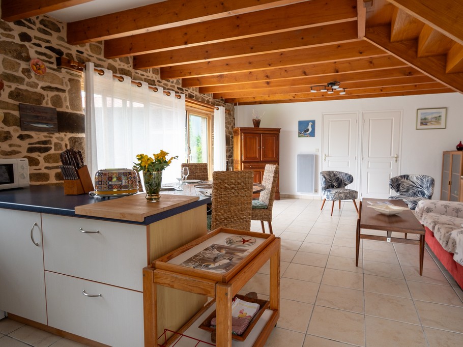 Pièce de vie avec espace repas et salon - Meuble avec TV à l'intérieur