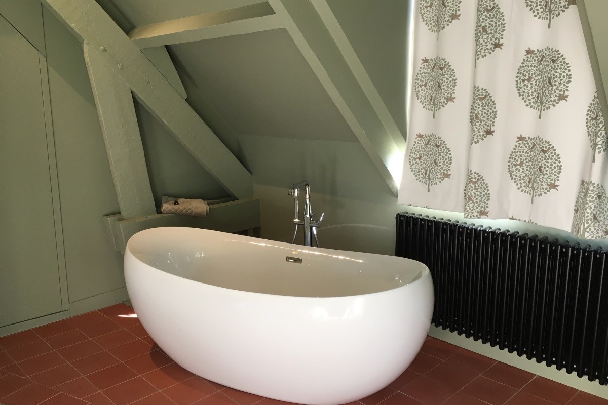 Suite Mélisse - baignoire îlot dans chambre principale
