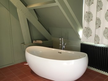 Suite Mélisse - baignoire îlot dans chambre principale