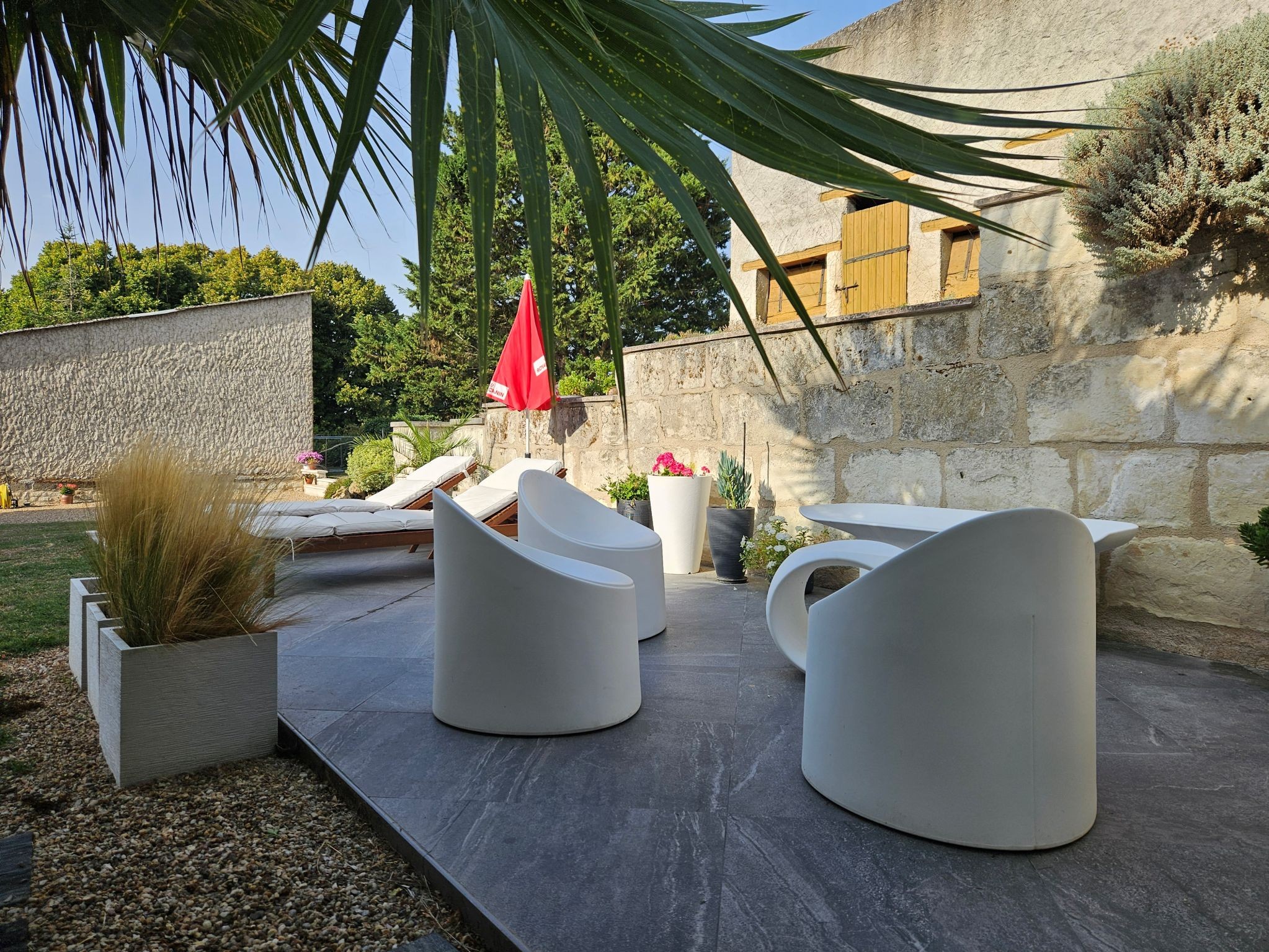 Terrasse privée avec salon de jardin et transats