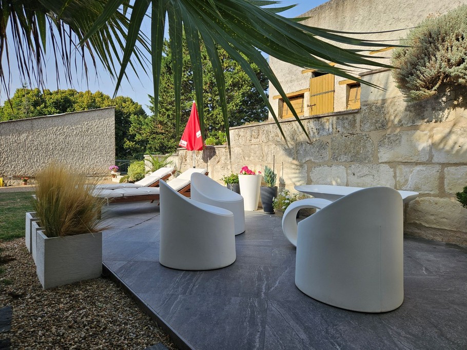 Terrasse privée avec salon de jardin et transats